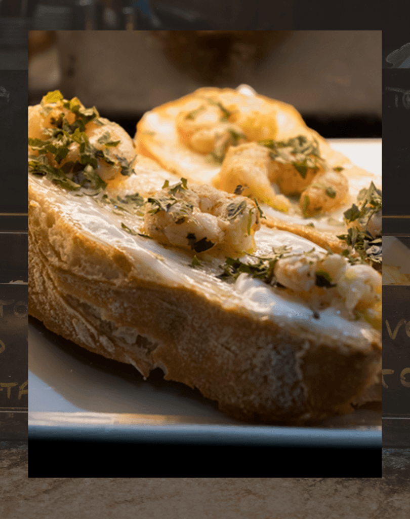 tosta de gambas con alioli