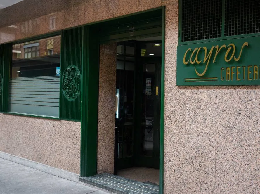exterior cafetería Cayros